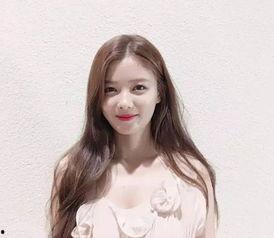 明星们的头发颜色,从自然黑到炫彩斑斓，探索明星们的时尚发型演变