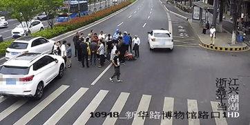 吃瓜男子围观车祸